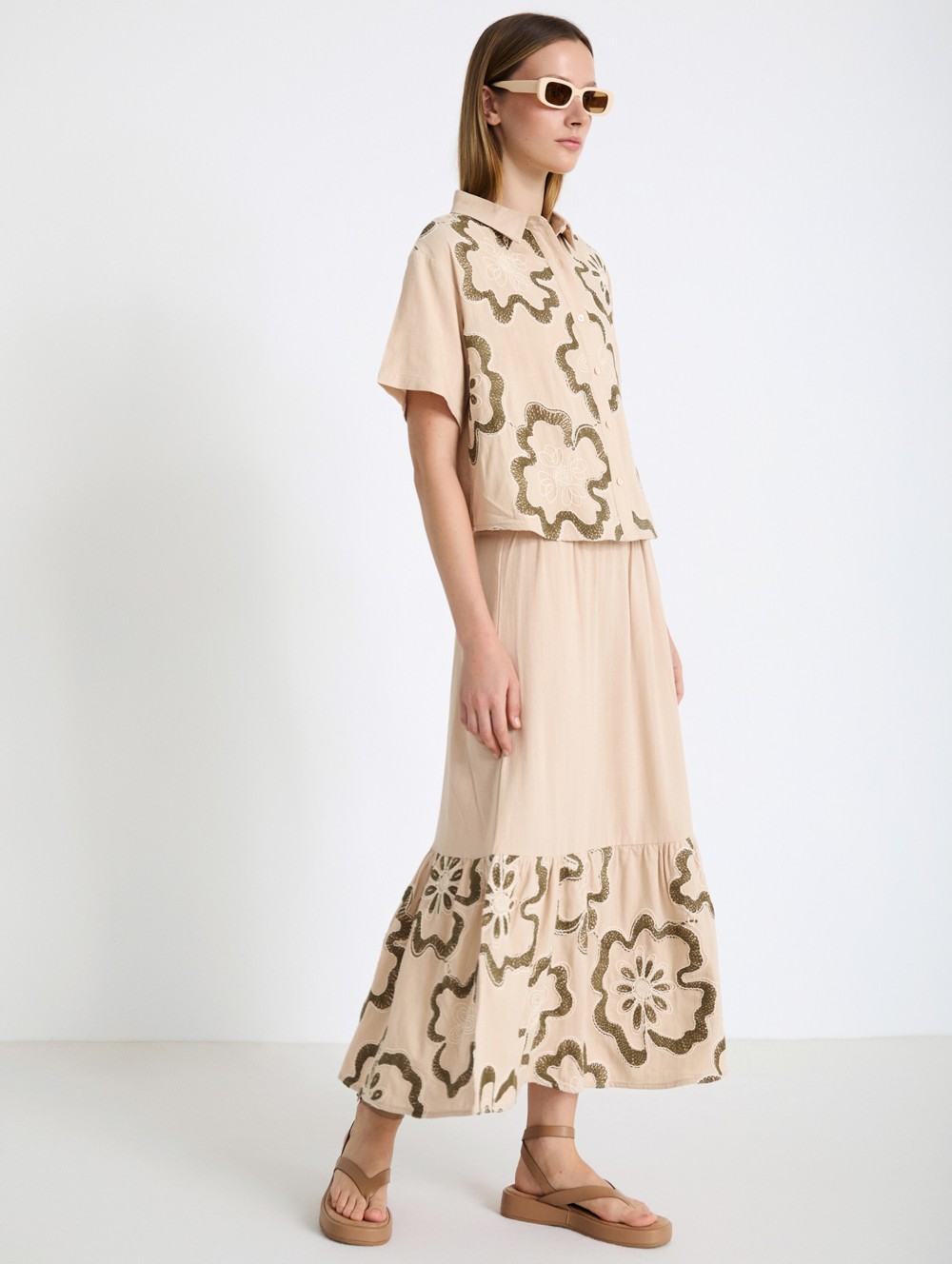 Skirt with floral embroidery