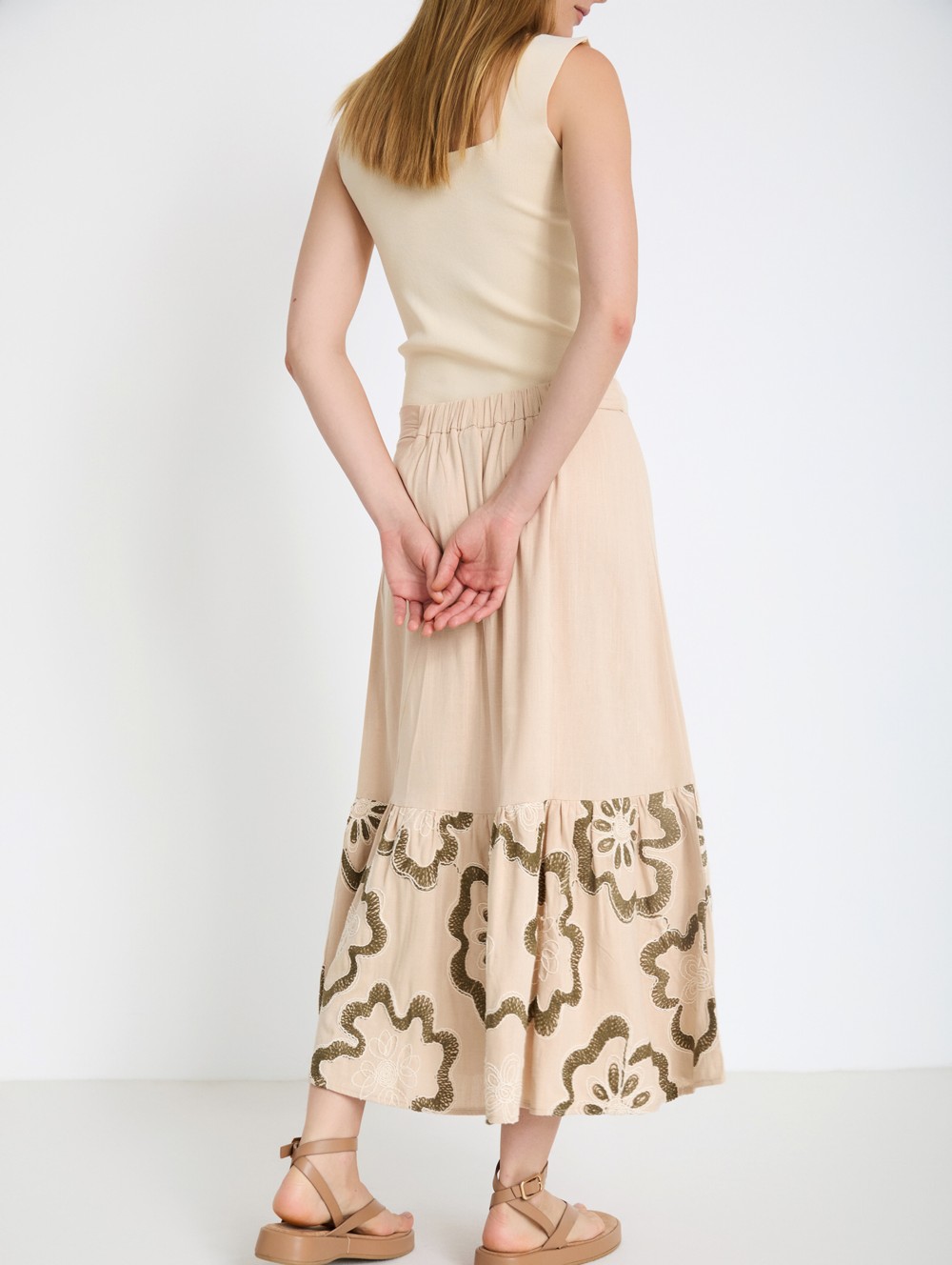 Skirt with floral embroidery