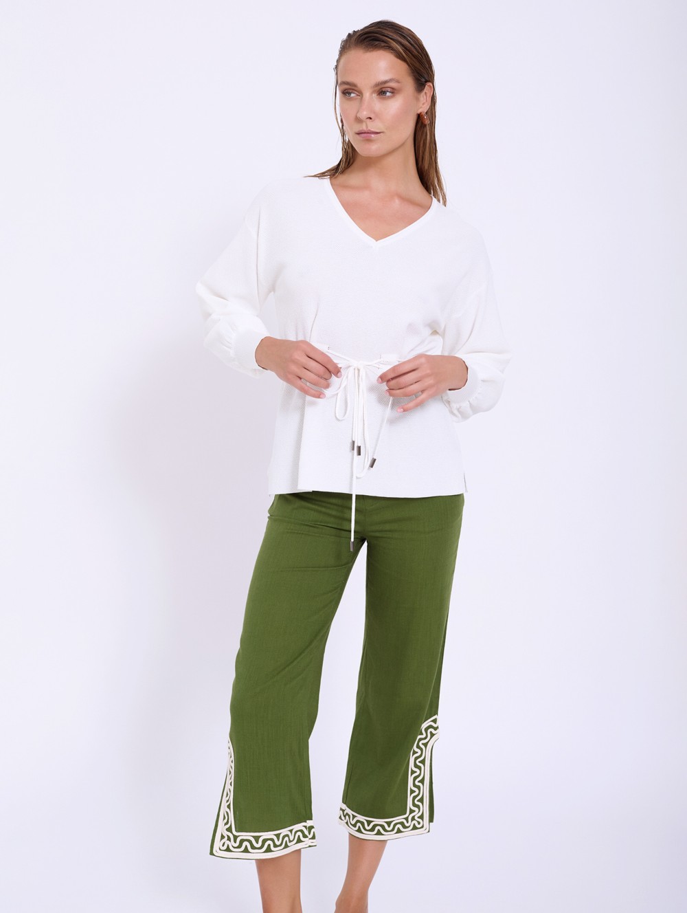 Pantalon brodé en relief 5
