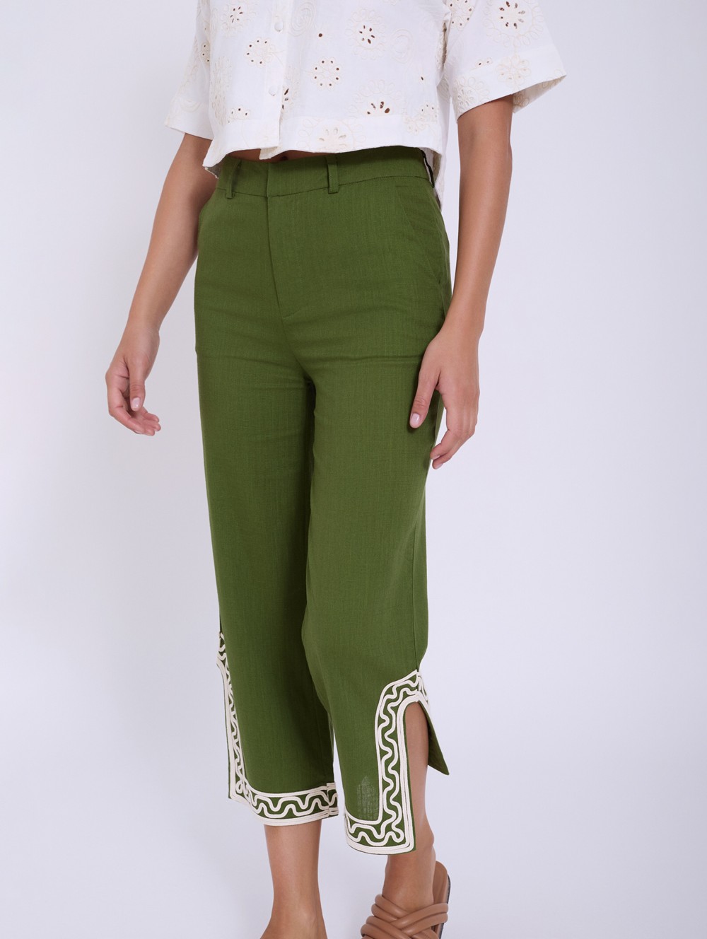 Pantalon brodé en relief 6