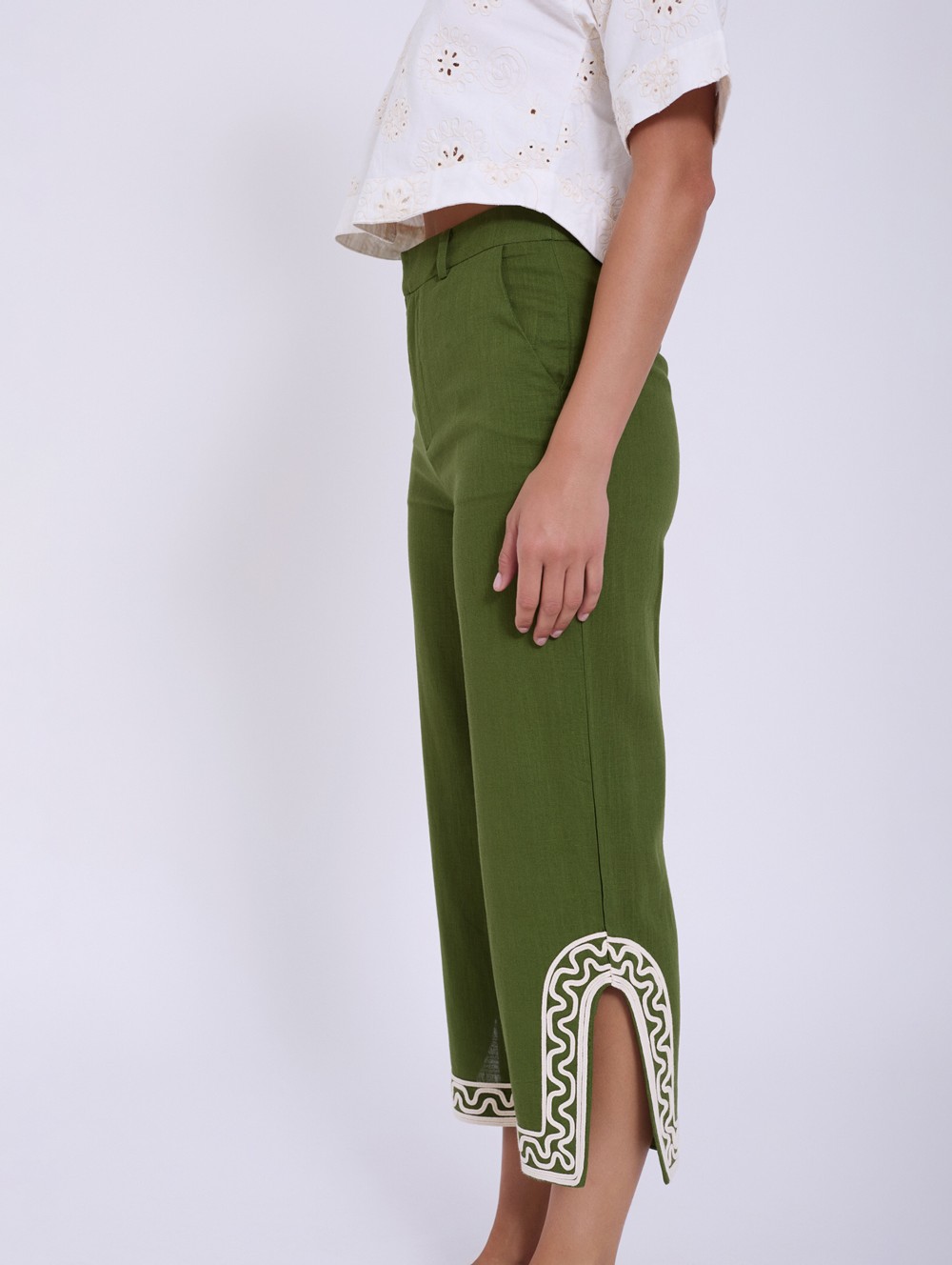 Pantalon brodé en relief 3