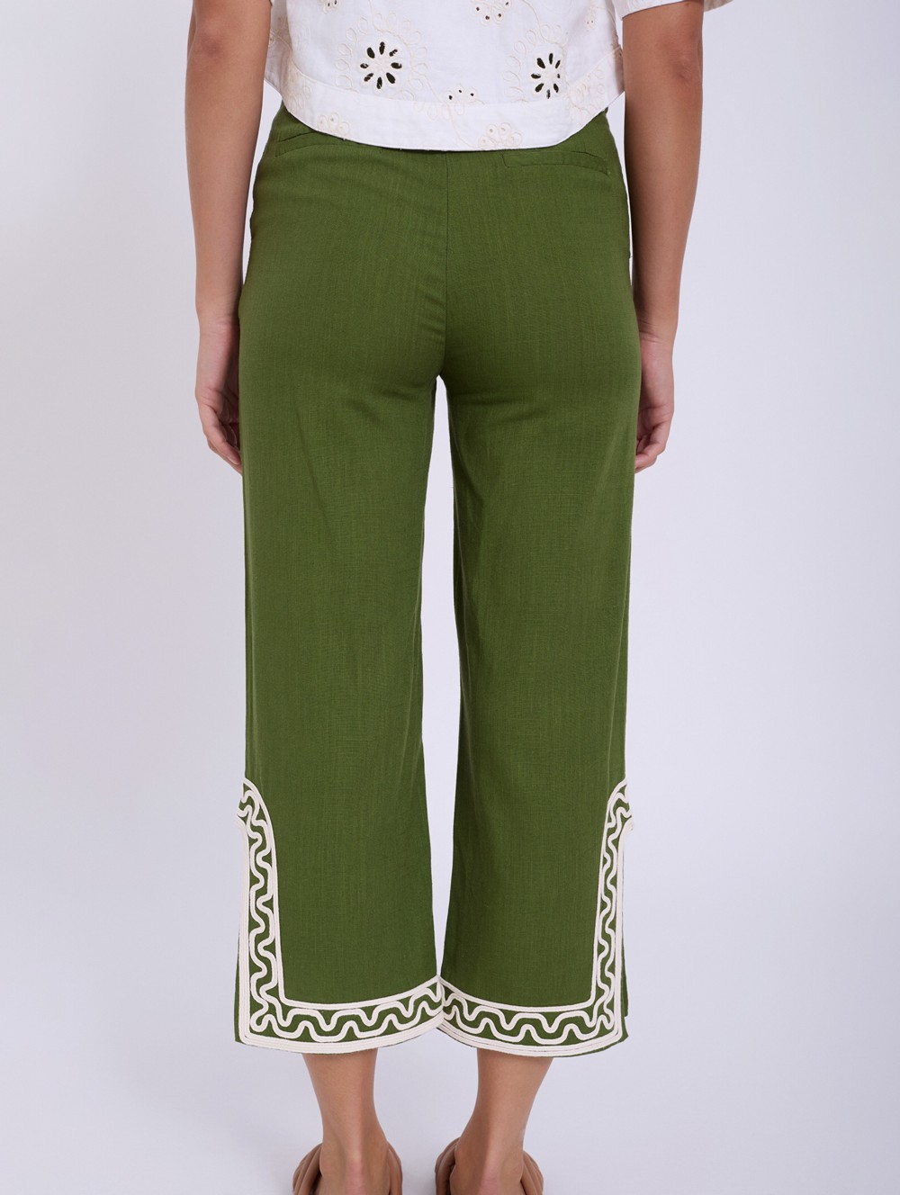 Pantalon brodé en relief 4