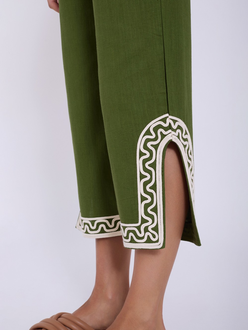 Pantalon brodé en relief 1