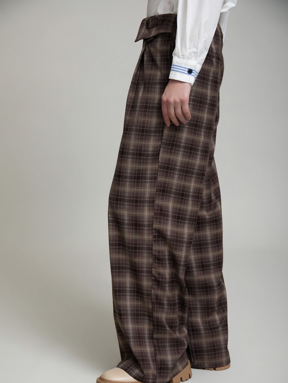 Checked belt-detail trousers