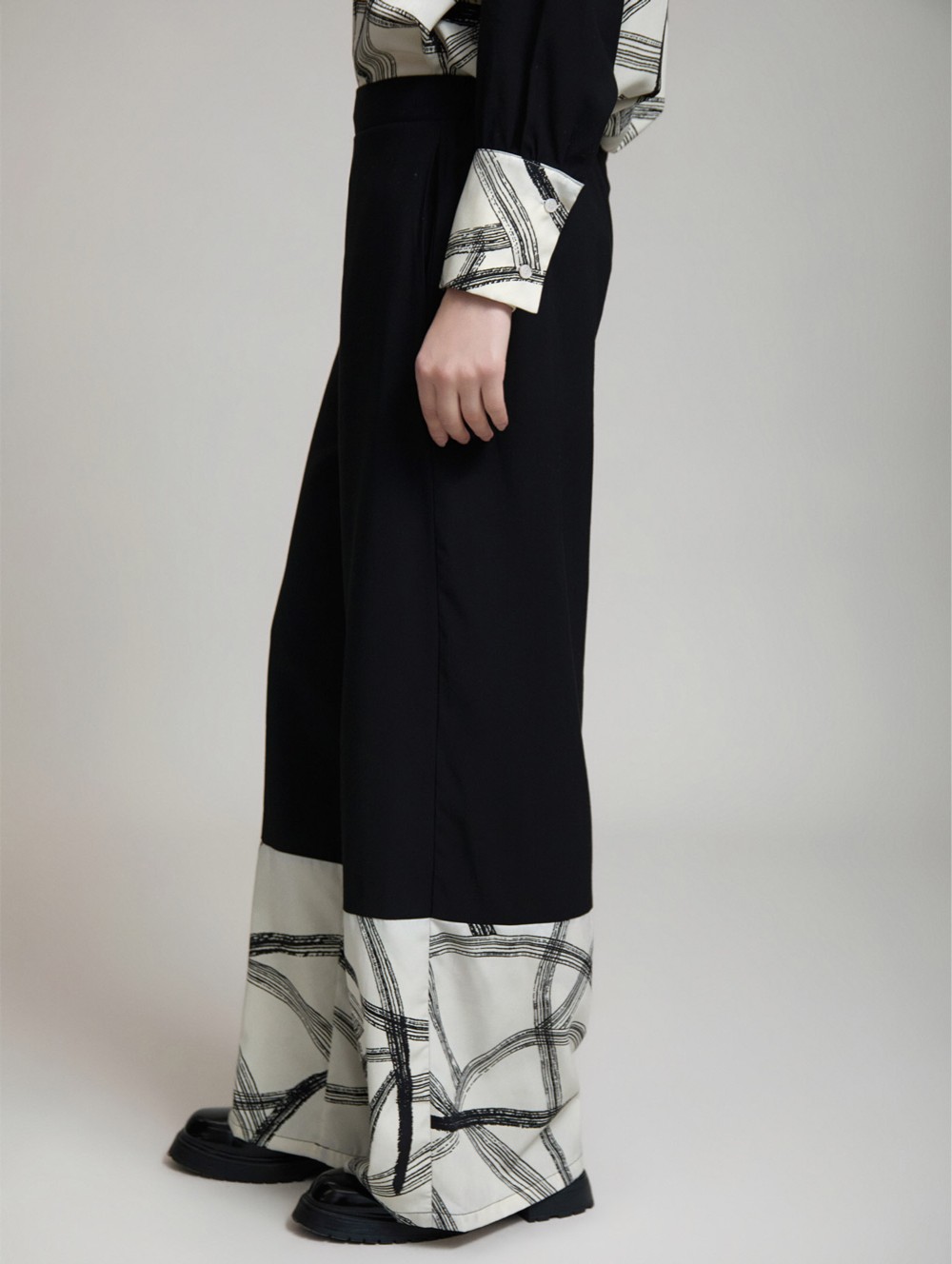 Contrast print trousers