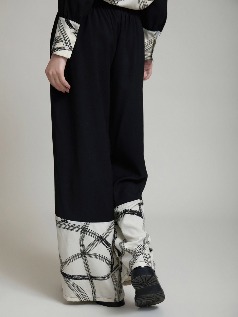 Contrast print trousers