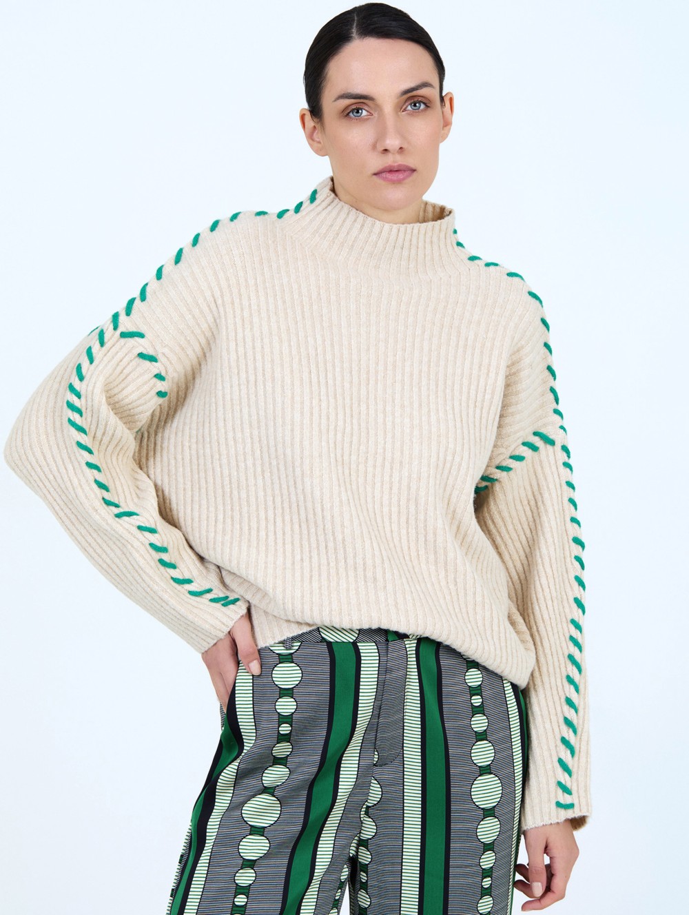 Pull brodé à contraste 4