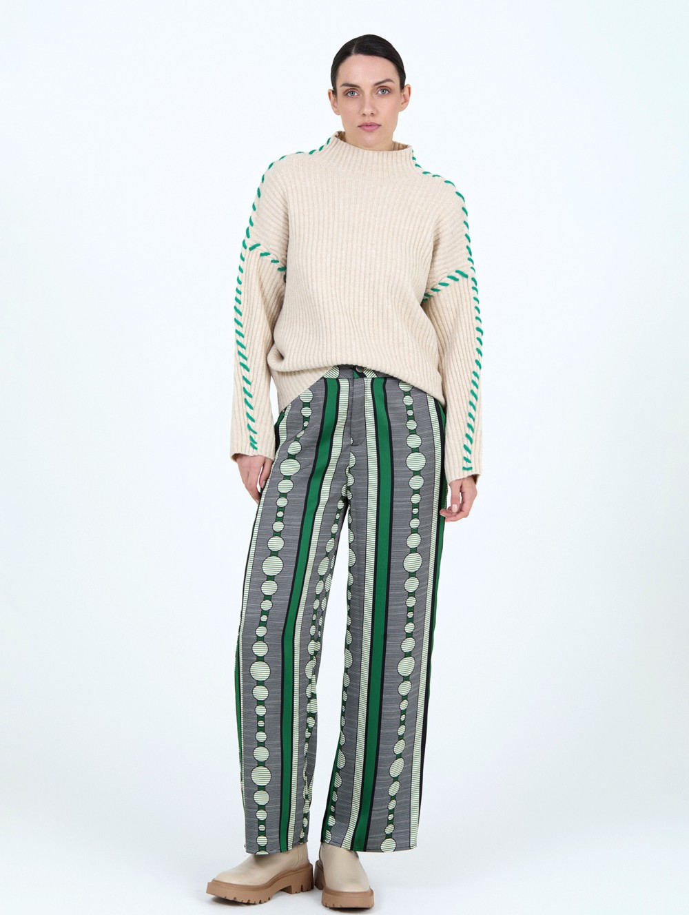 Pull brodé à contraste 1