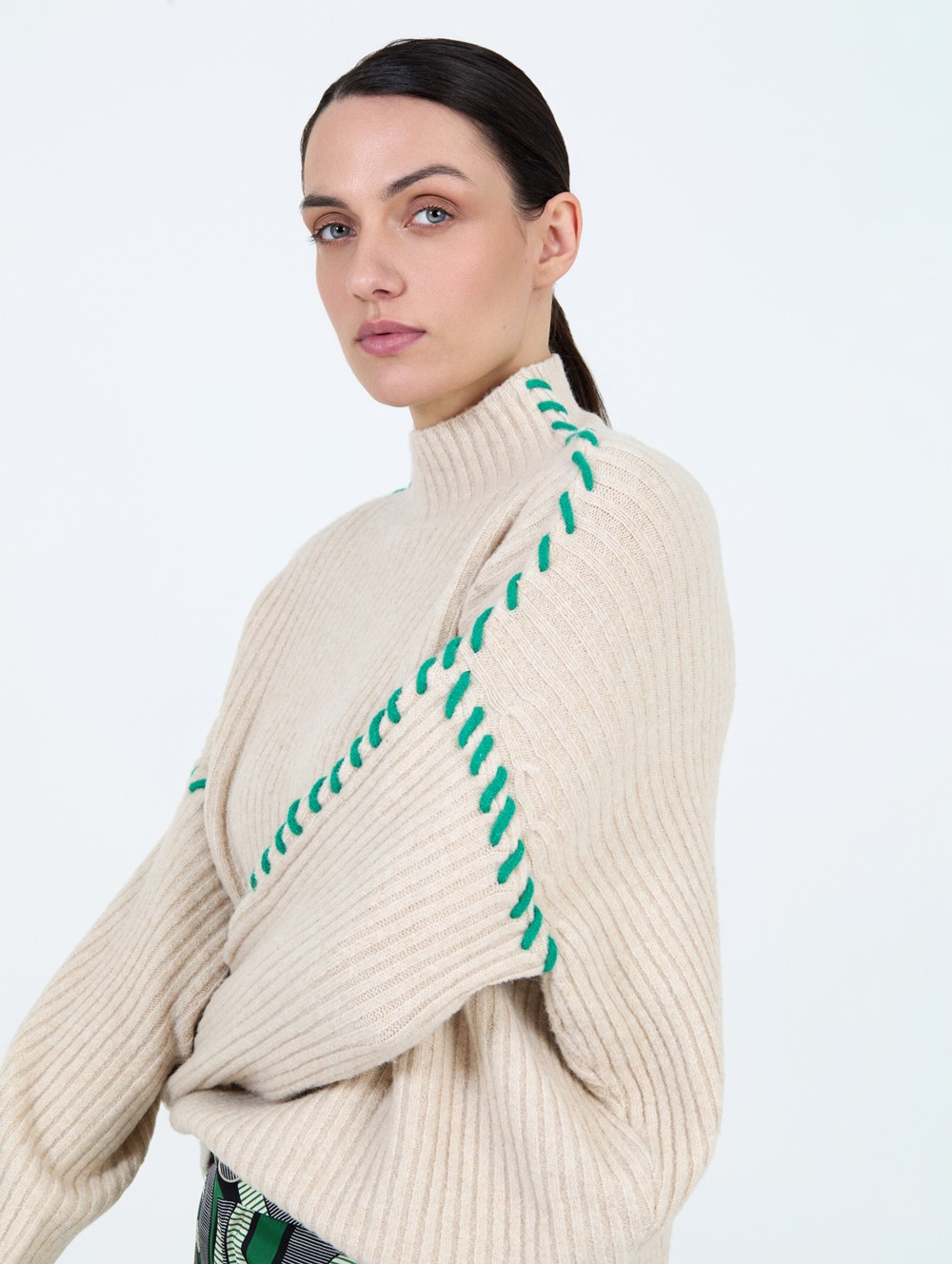 Pull brodé à contraste 5