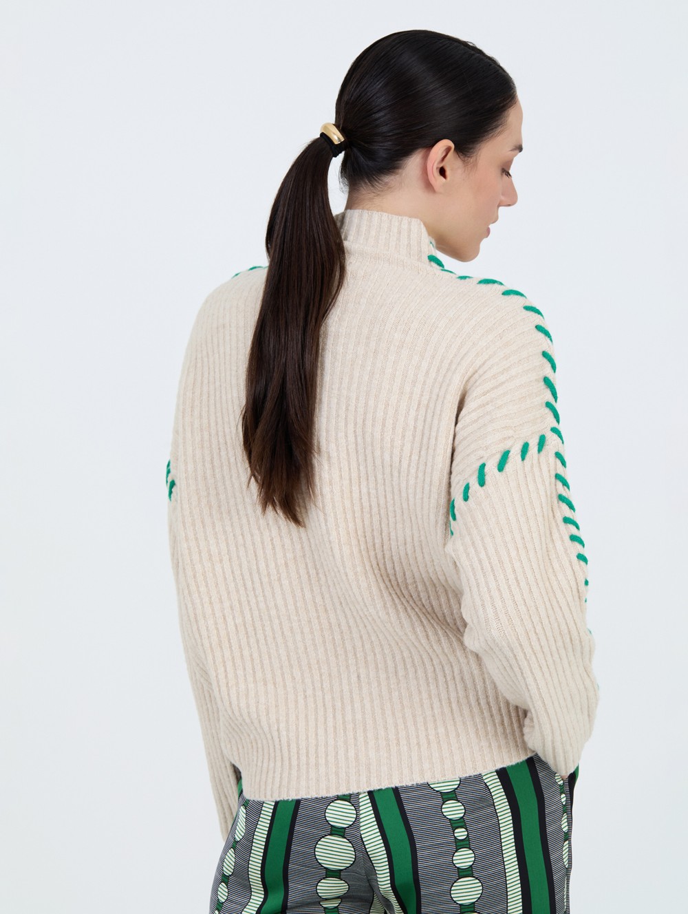 Pull brodé à contraste 2