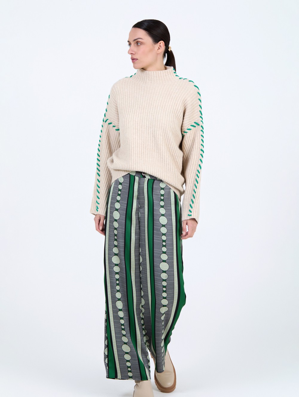 Pull brodé à contraste