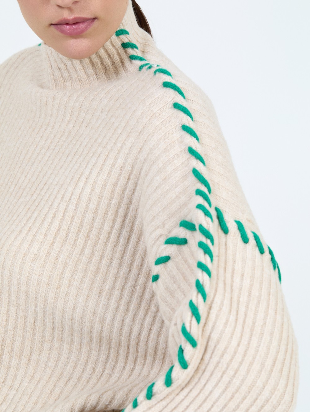 Pull brodé à contraste 3