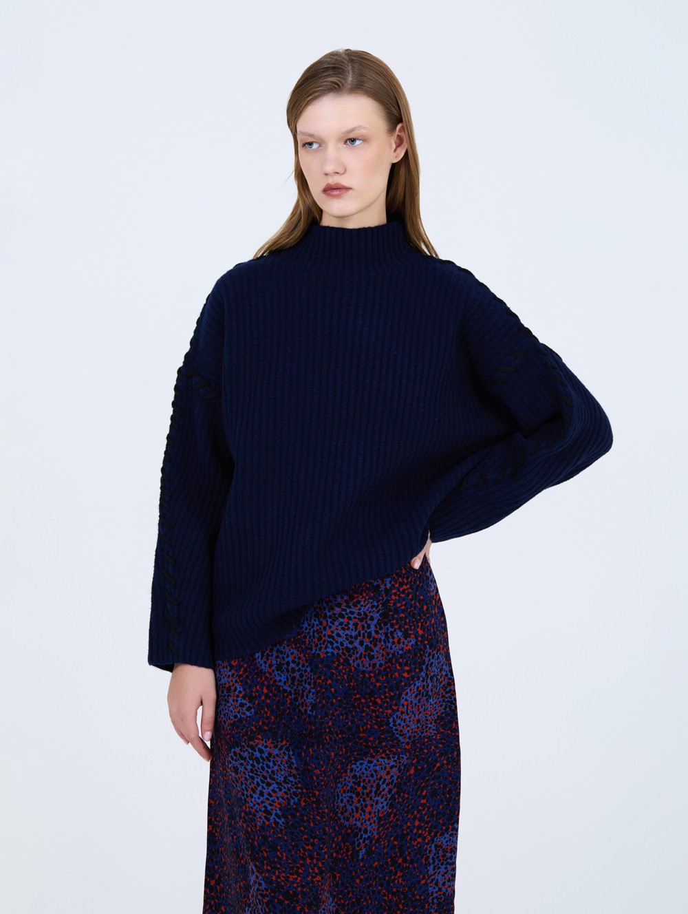 Pull brodé à contraste 6