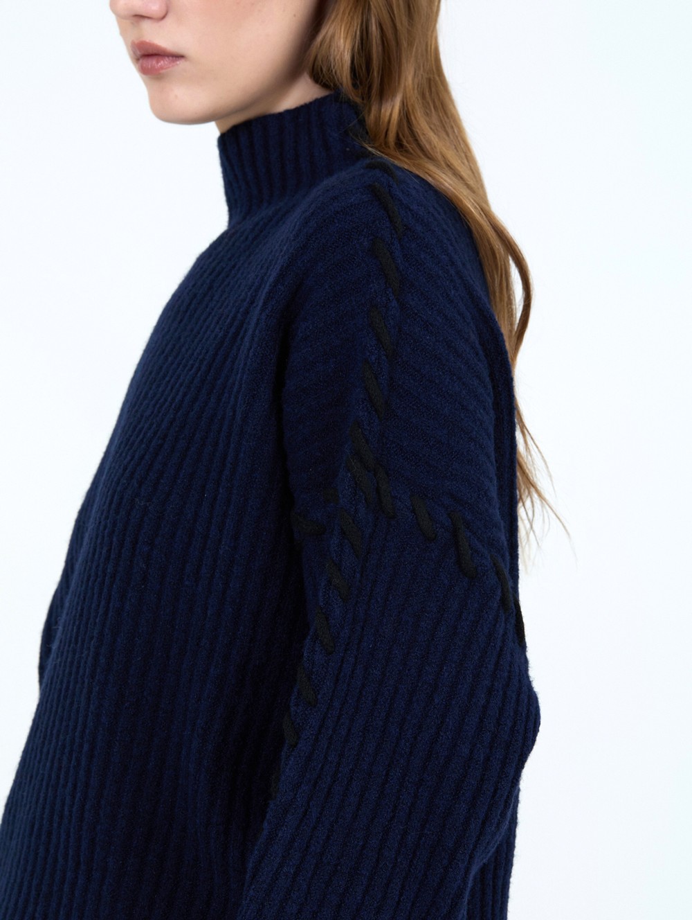 Pull brodé à contraste 1