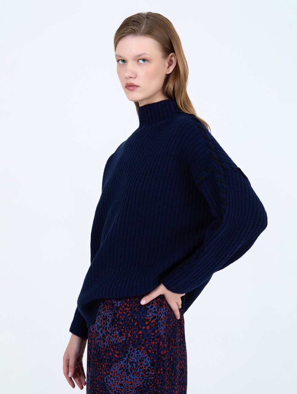 Pull brodé à contraste 4