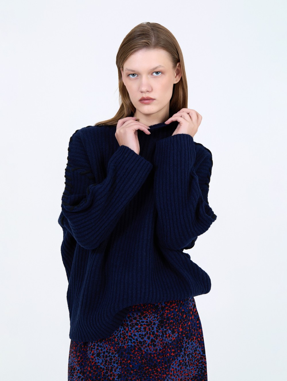 Pull brodé à contraste 5