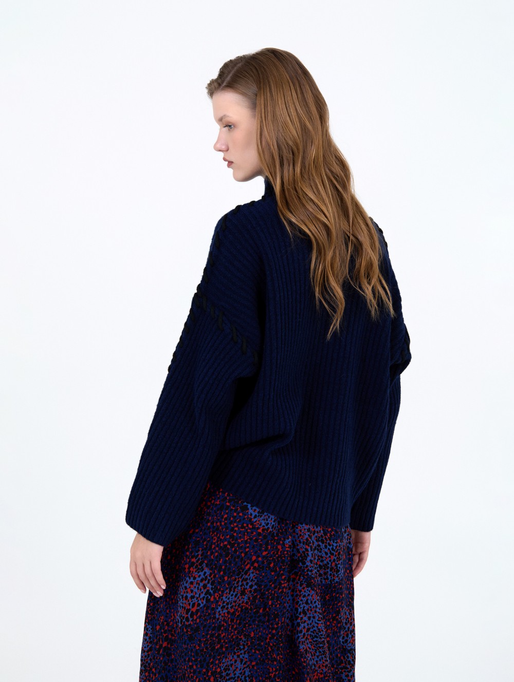 Pull brodé à contraste 2