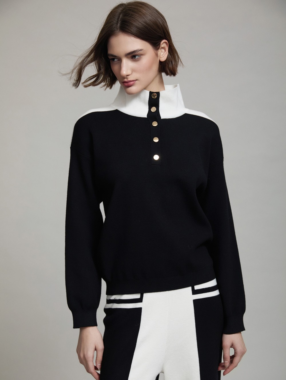 Bicolor buttoned collar sweater