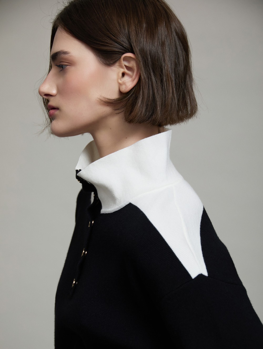 Bicolor buttoned collar sweater