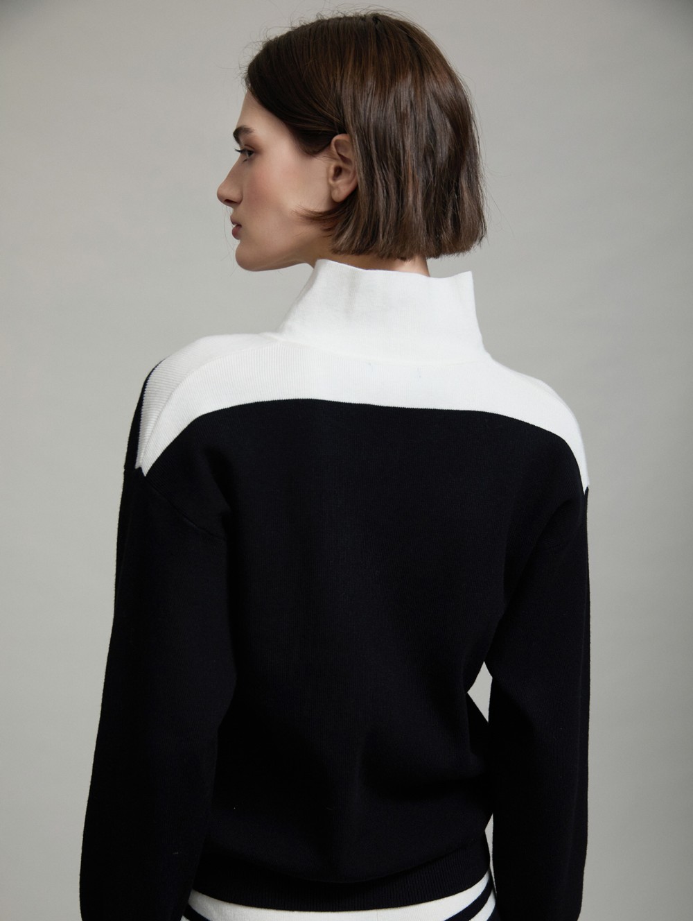 Bicolor buttoned collar sweater