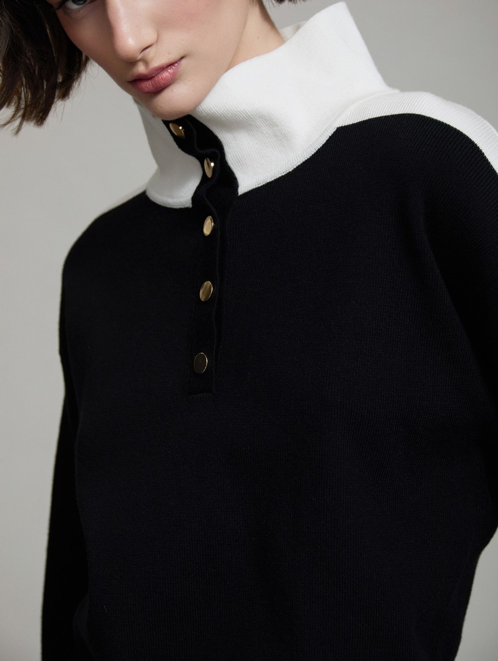 Bicolor buttoned collar sweater