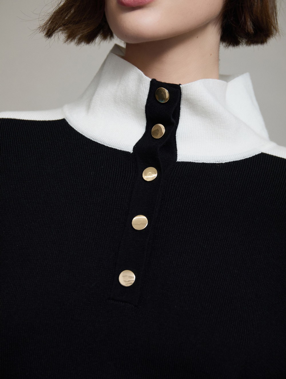 Bicolor buttoned collar sweater
