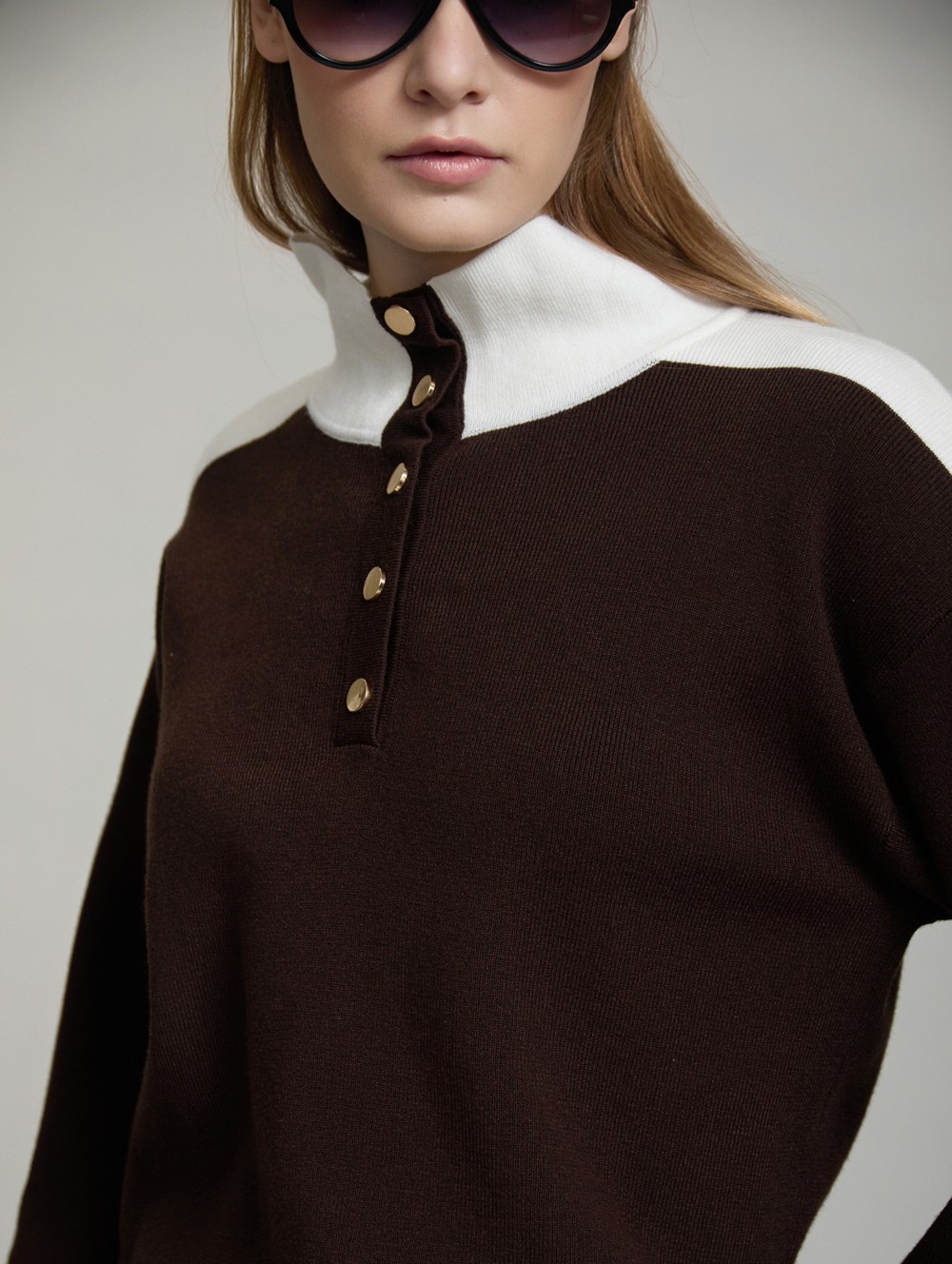 Bicolor buttoned collar sweater