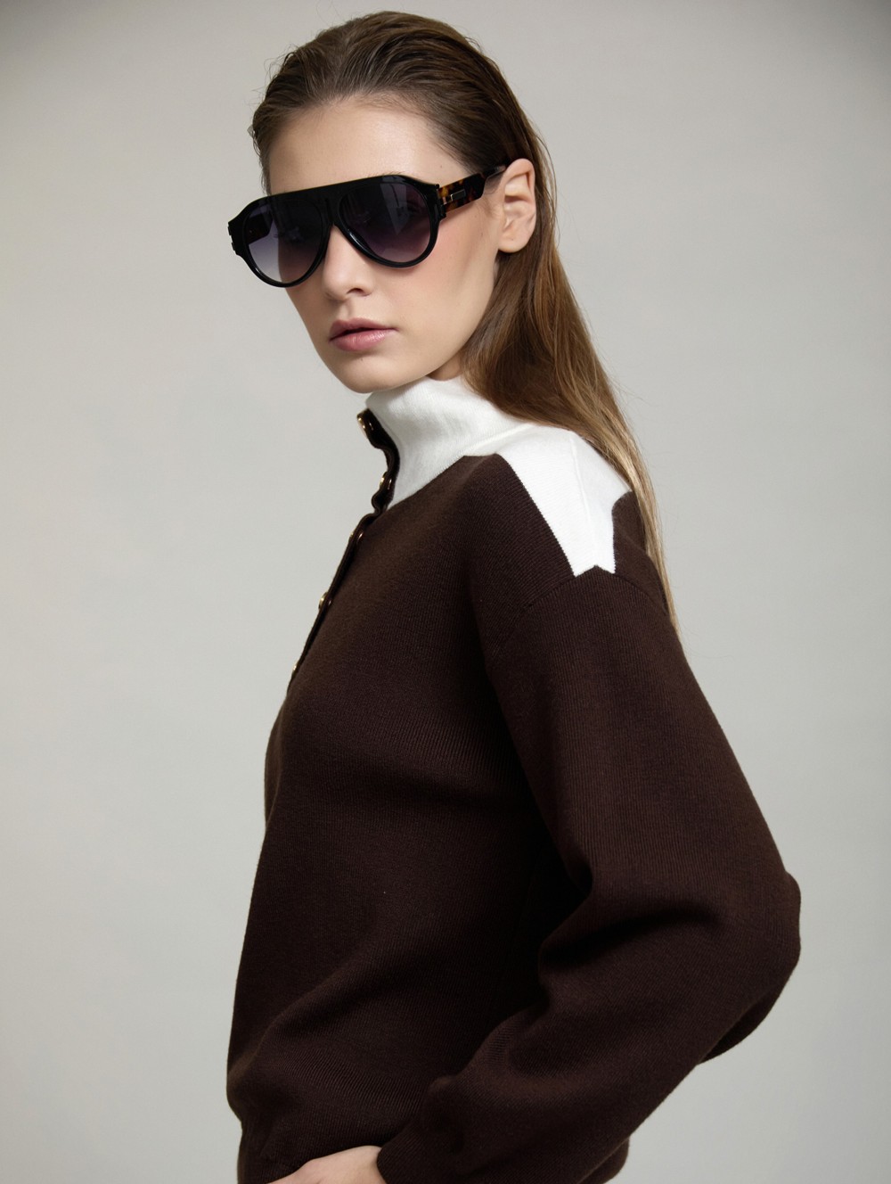 Bicolor buttoned collar sweater