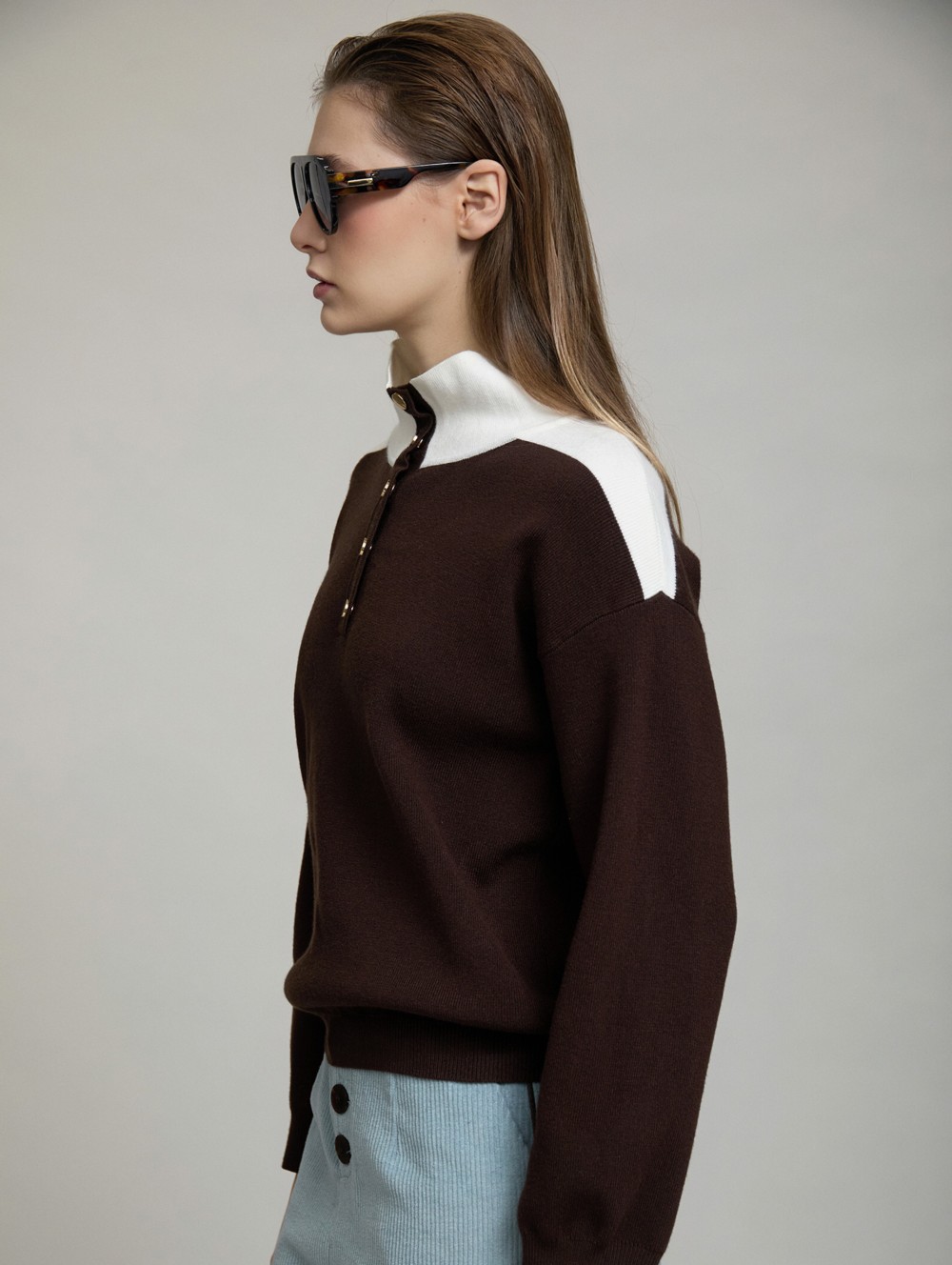 Bicolor buttoned collar sweater