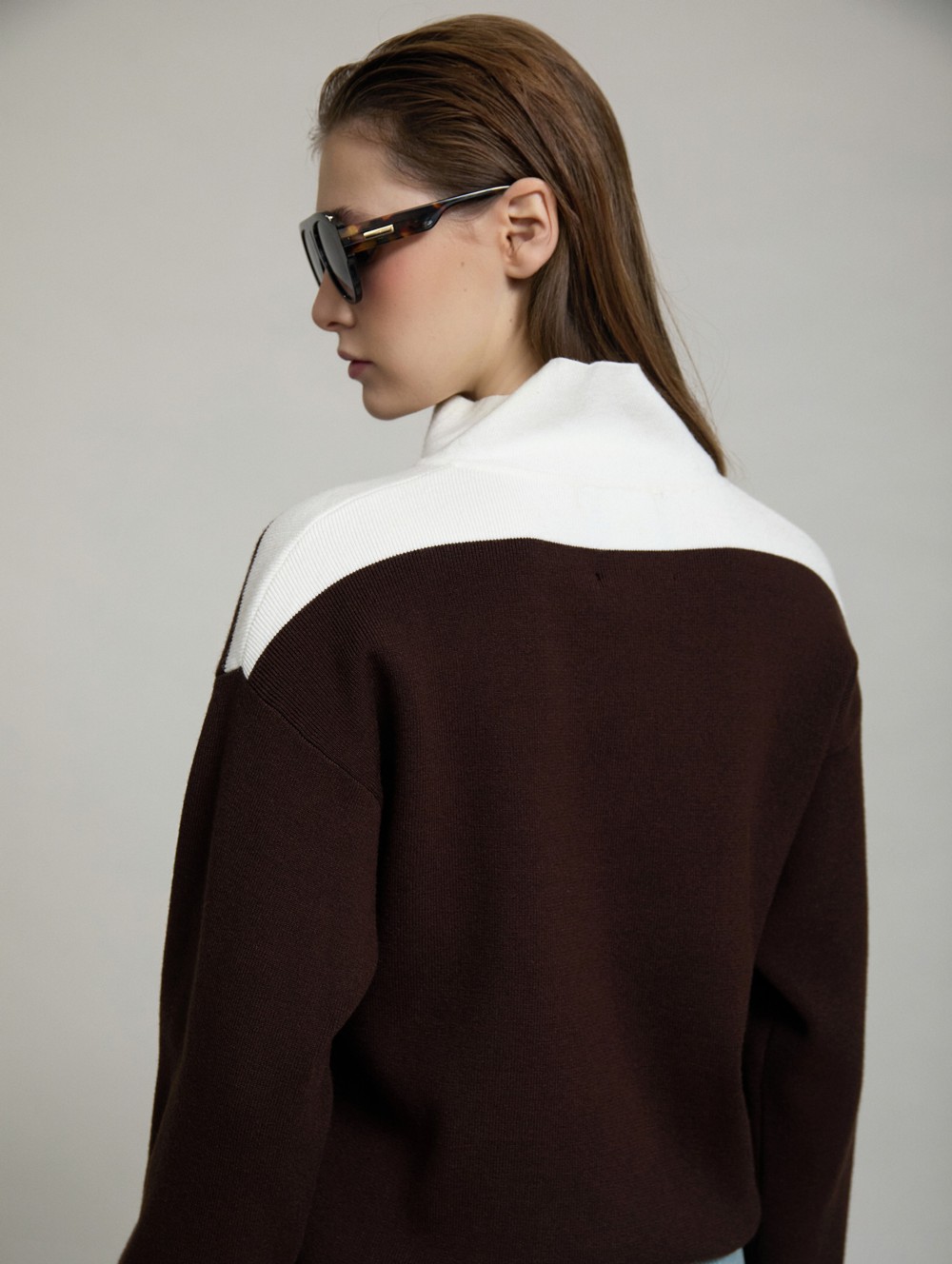 Bicolor buttoned collar sweater