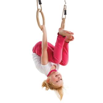 Anelles de fusta per fer gimnasia en un gronxador