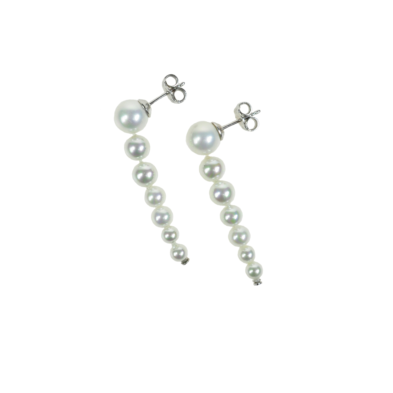 Klassische Ohrringe mit abgestuften weissen Perlen.