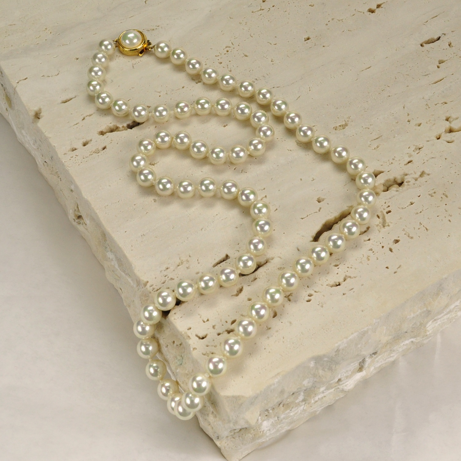 Klassische Perlenkette mit Perlen in 8 mm.