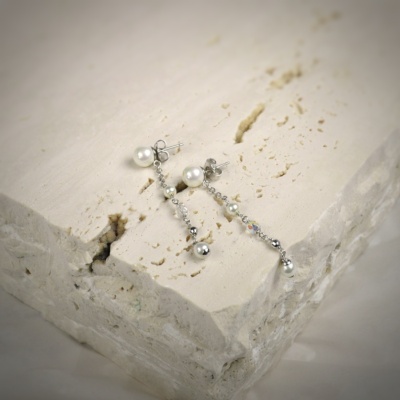 Lange Silberohrringe mit weissen Perlen 1