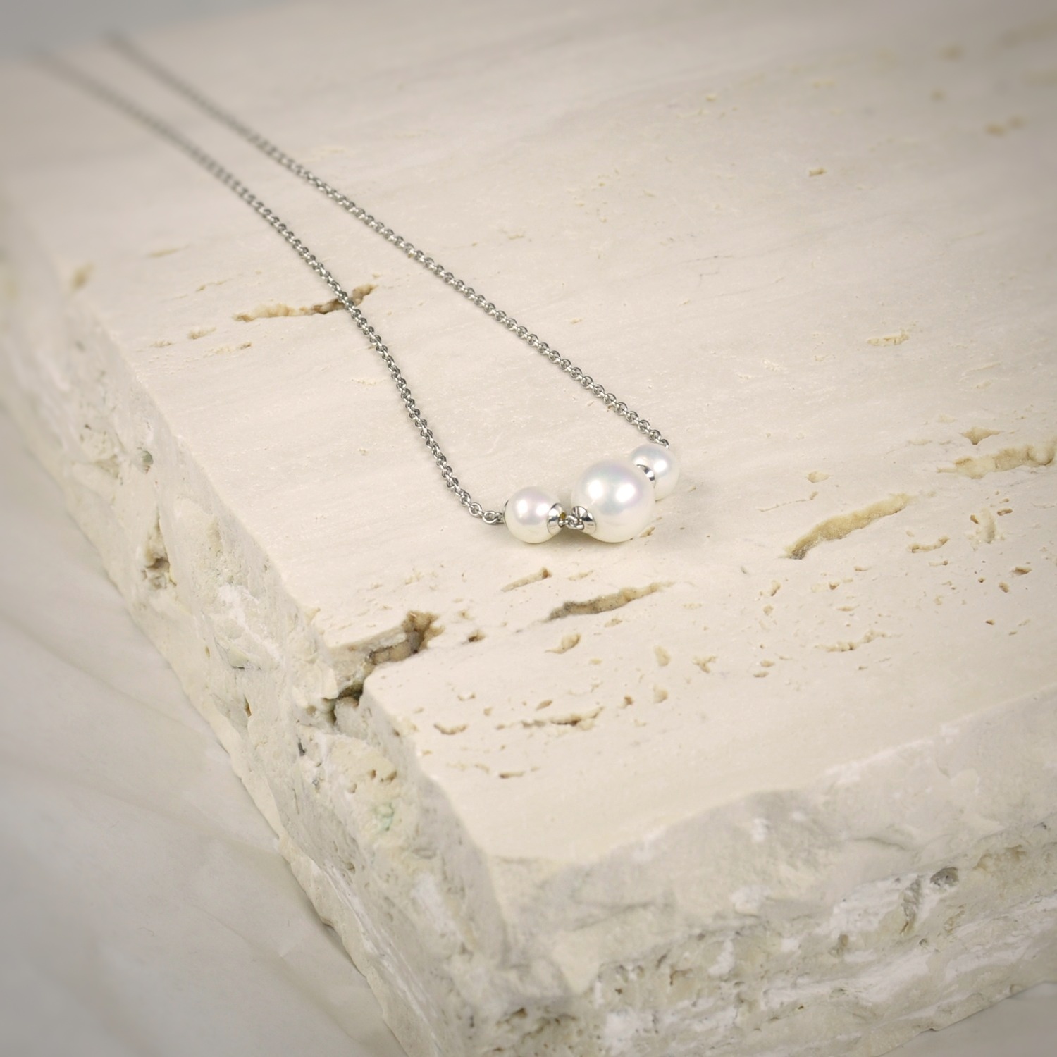 Collar de perlas blancas en cadenita de plata 1