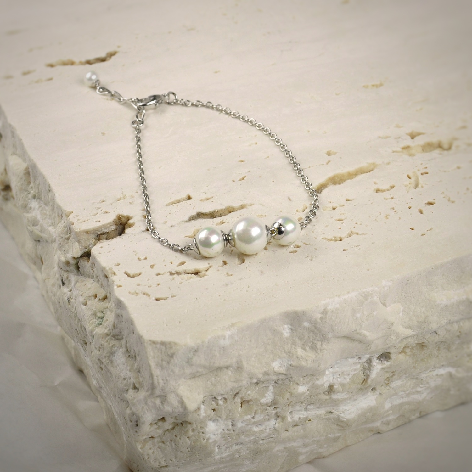 Silver bracelet with white pearls 1