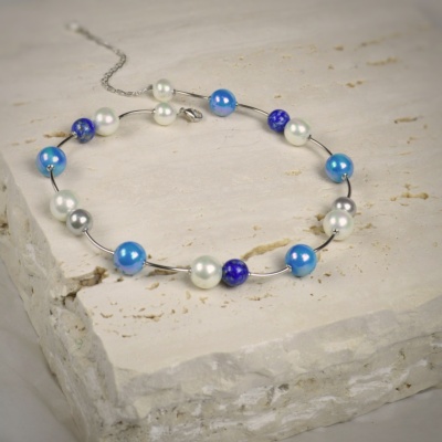 Halskette mit Perlen in Weiss, Grau und Blau und Lapislazuli 1
