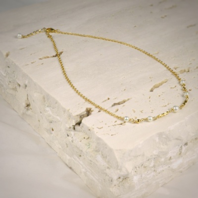 Goldplated necklace with white pearls 1