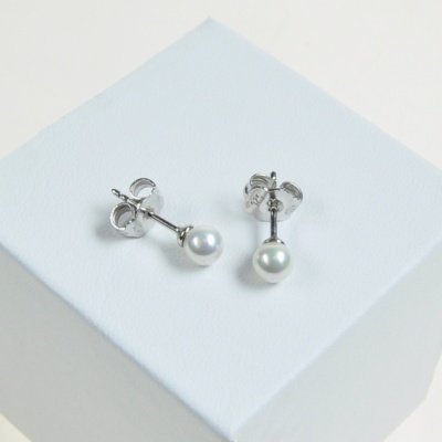 Classic 5 mm pearl earrings. Choose your favorite colour!