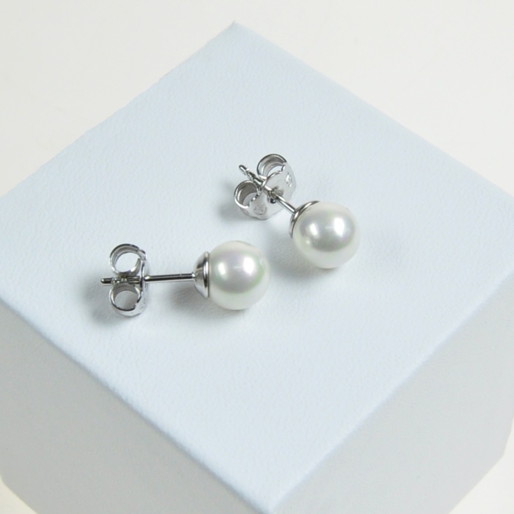 Classic 7 mm pearl earrings. Choose your favorite colour!