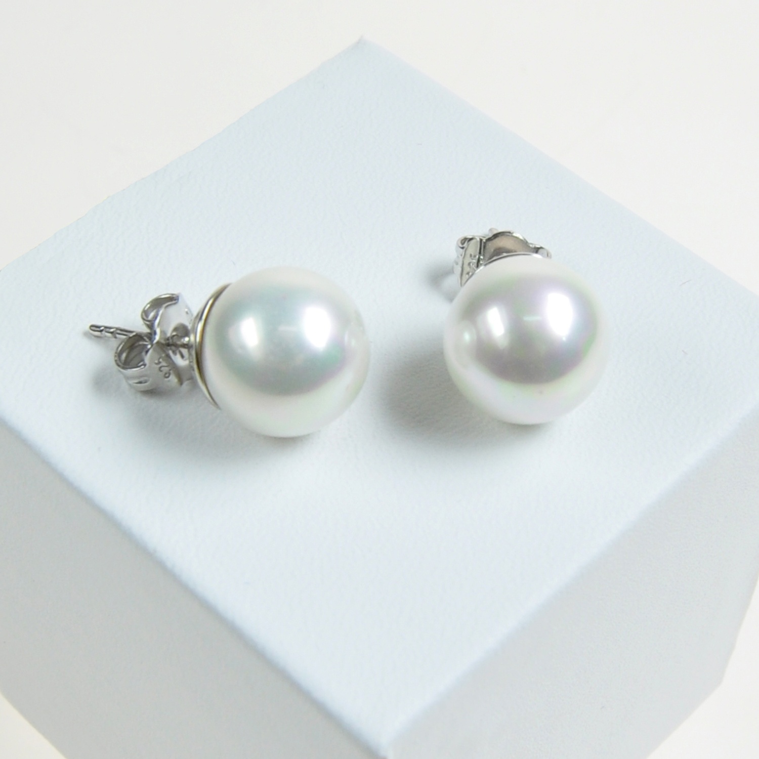 Pendientes clásicos con perlas de 12 mm. Elíga el color!
