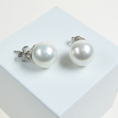 Classic 12 mm pearl earrings. Choose your favorite colour!