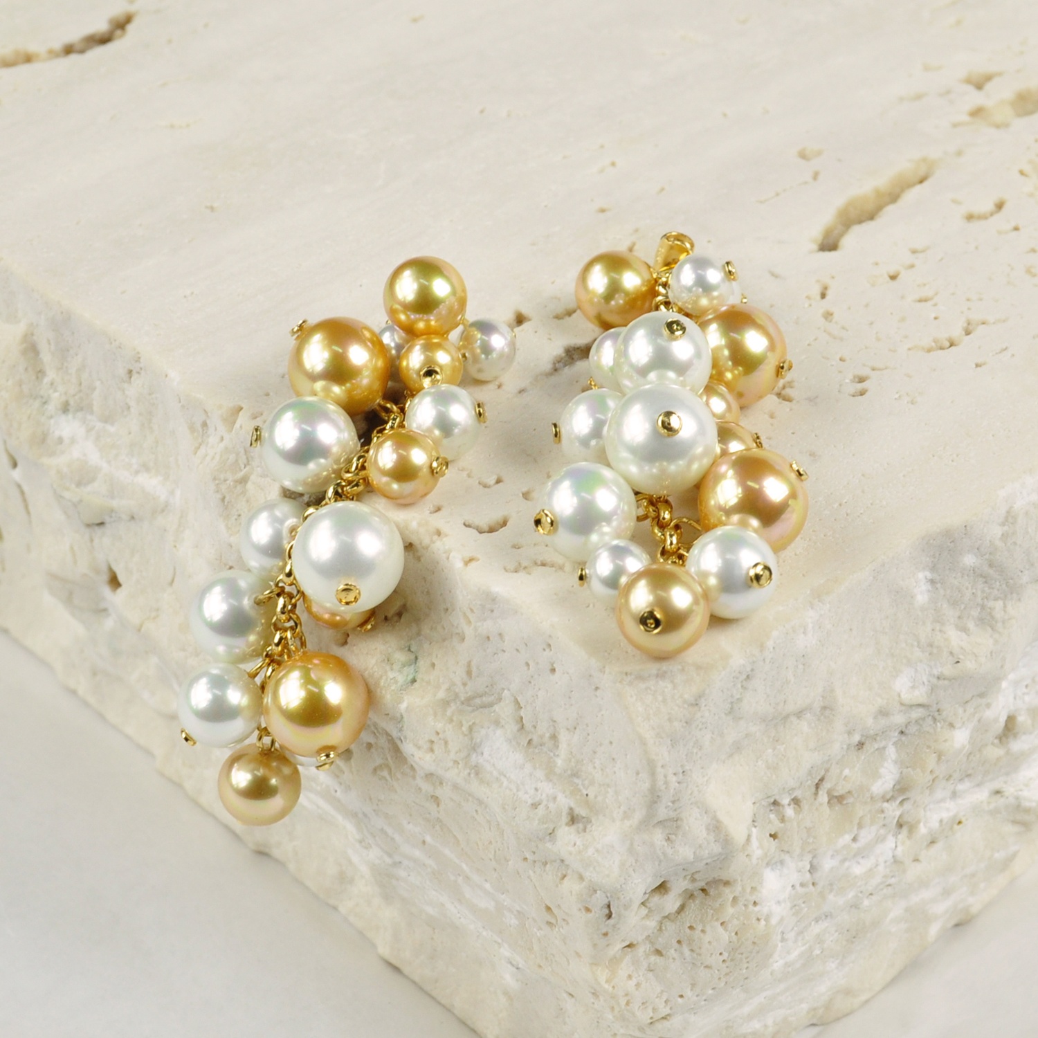 Earrings in a cascade of pearls in golden tones 2