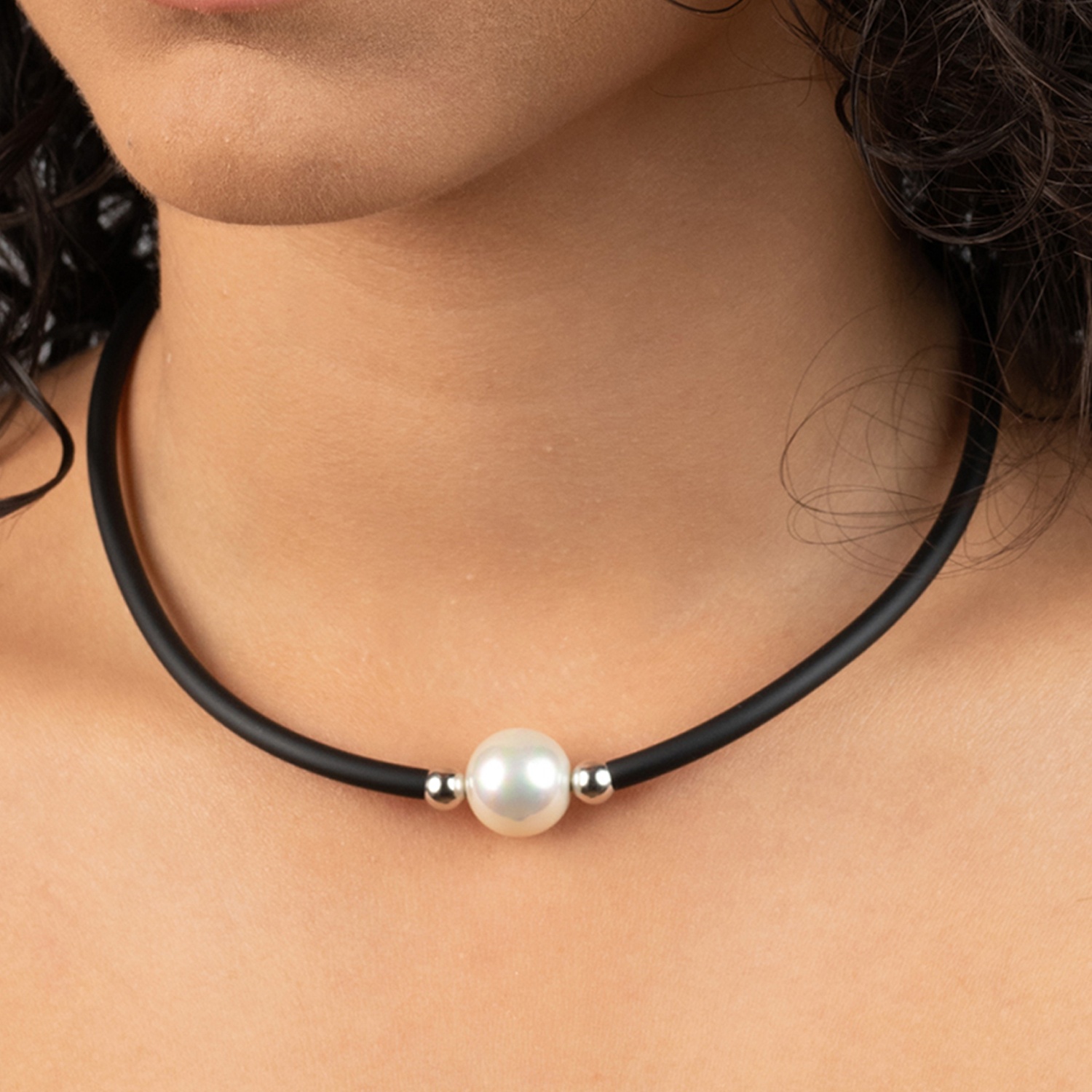 Rubber Necklace with a 14 mm white Pearl 2