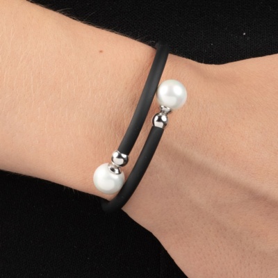 Rubber bracelet with white pearls 1