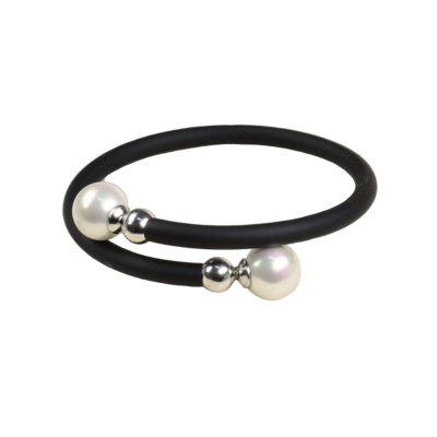 Rubber bracelet with white pearls