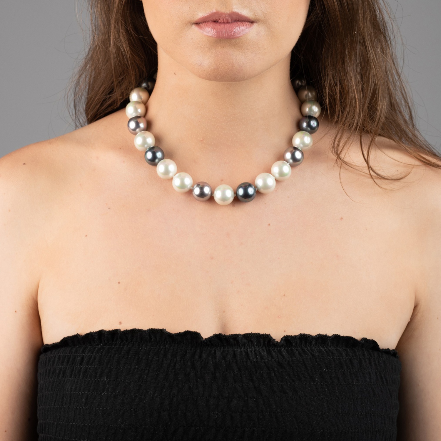 Collar clásico de Perlas en blanco, gris y negro. 2