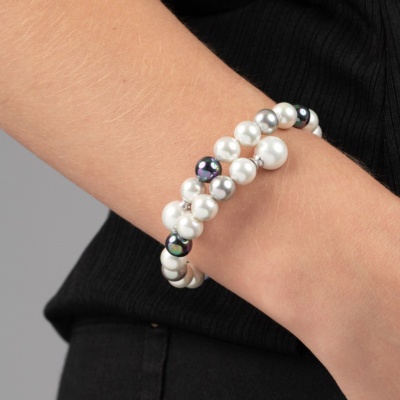 Armband mit Perlen in Weiss, Grau und Schwarz. 1