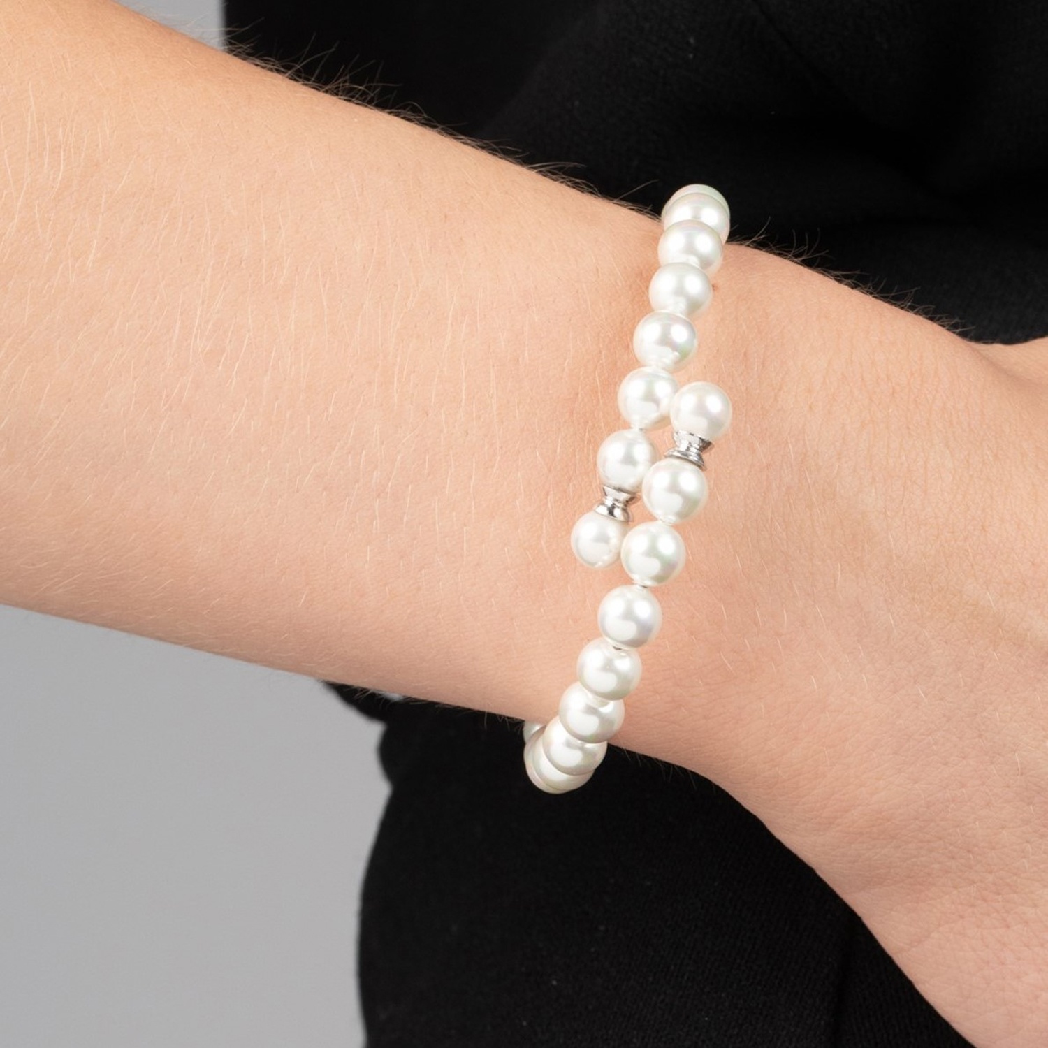 Klassisches Armband mit Perlen in Weiss. 1