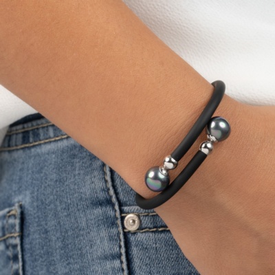 Rubber bracelet with black Pearls 1